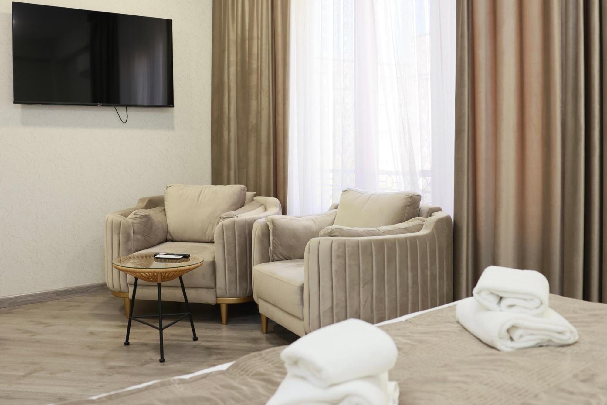 Royal Renaissance Hotel Erivan Dış mekan fotoğraf