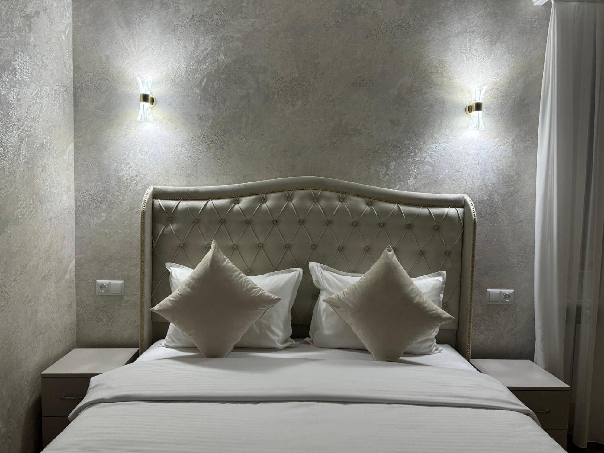 Royal Renaissance Hotel Erivan Dış mekan fotoğraf