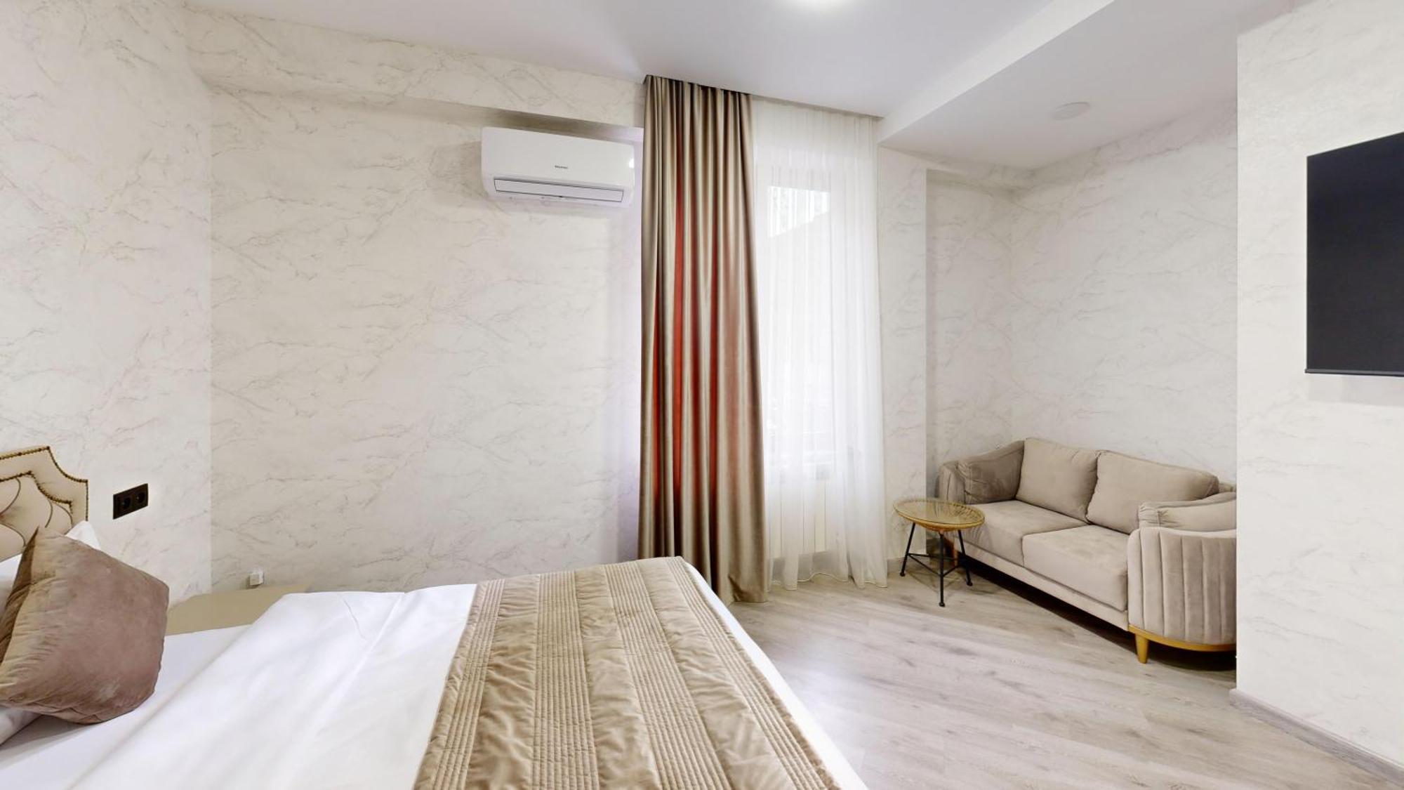 Royal Renaissance Hotel Erivan Dış mekan fotoğraf