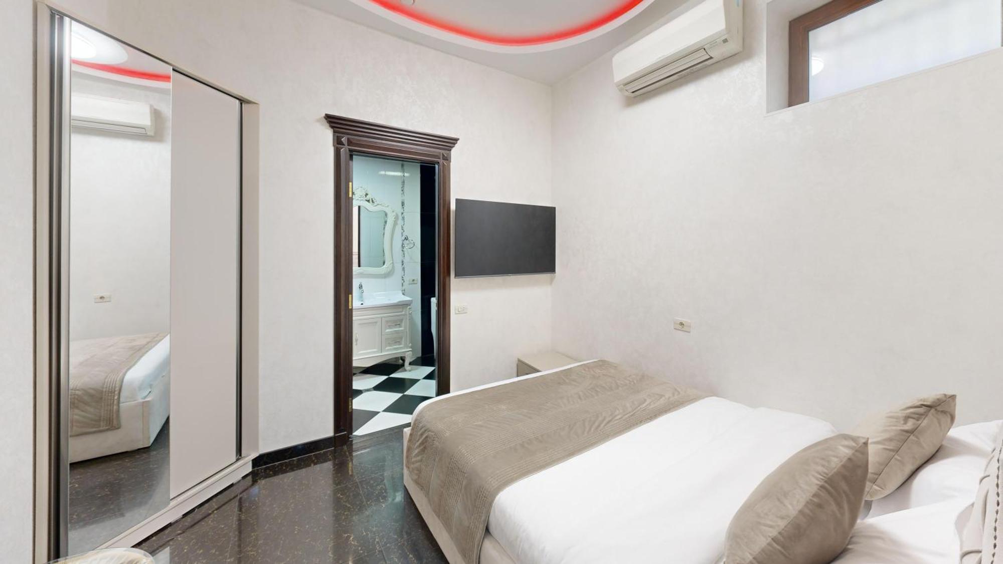 Royal Renaissance Hotel Erivan Dış mekan fotoğraf